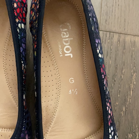 Gabor Patterned wedge shoe. Sizing is 4 1/2 UK but converts to size 7 US. - Picture 3 of 4